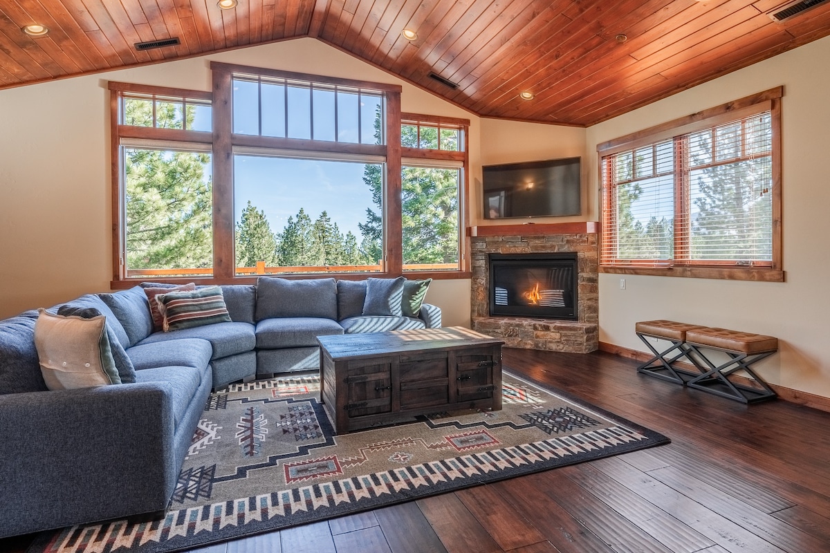 Mammoth Magnificent, 4 bed/4.5 bath, Large Cabin
