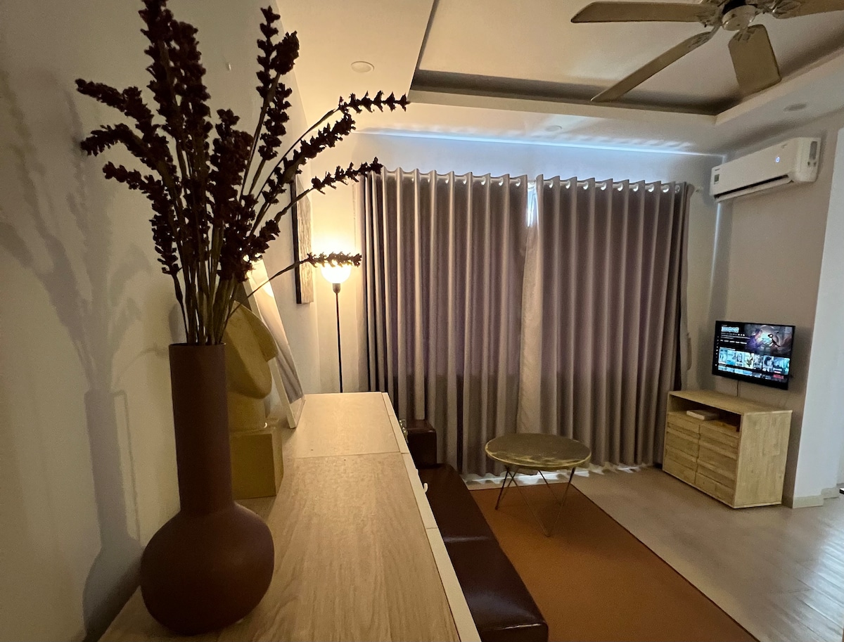 Spacious Saigon Apartment in Food District