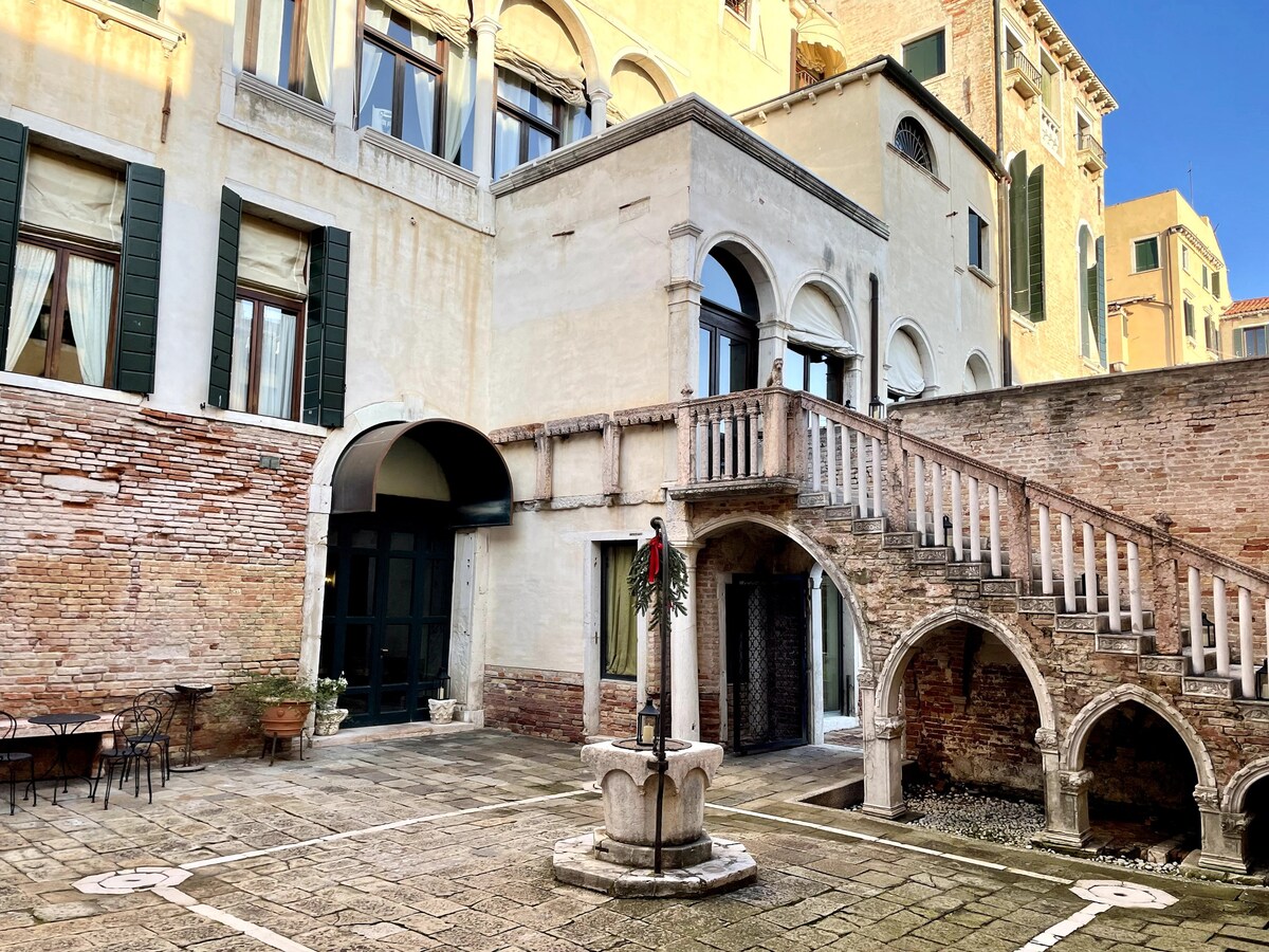 Rooftop apartment in historic Palazzo - Foresta