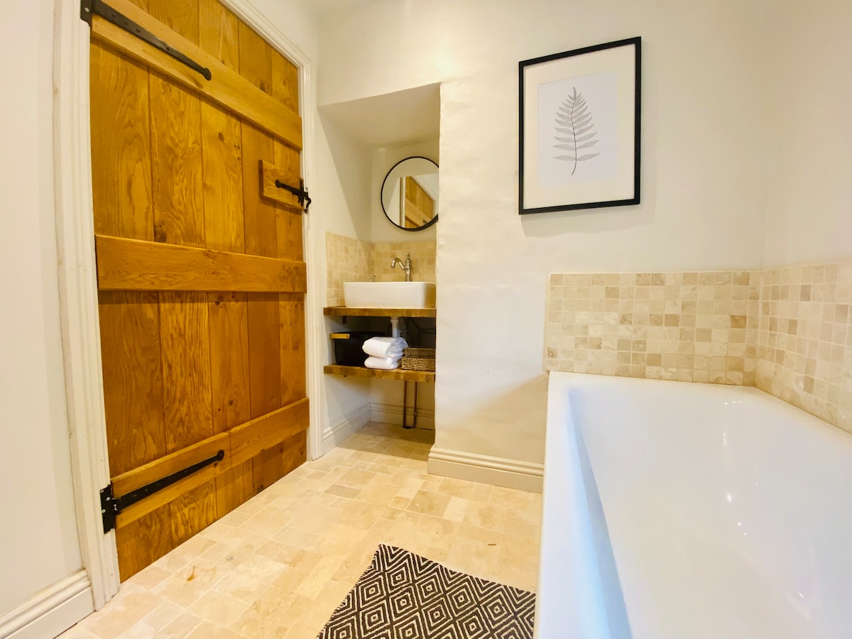 Cotswolds escape with Hot Tub and games room