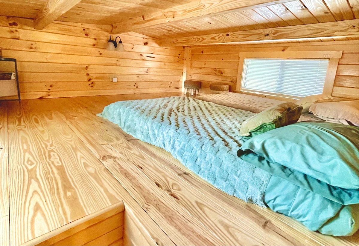 Charming Cabin near Ark Encounter with Loft