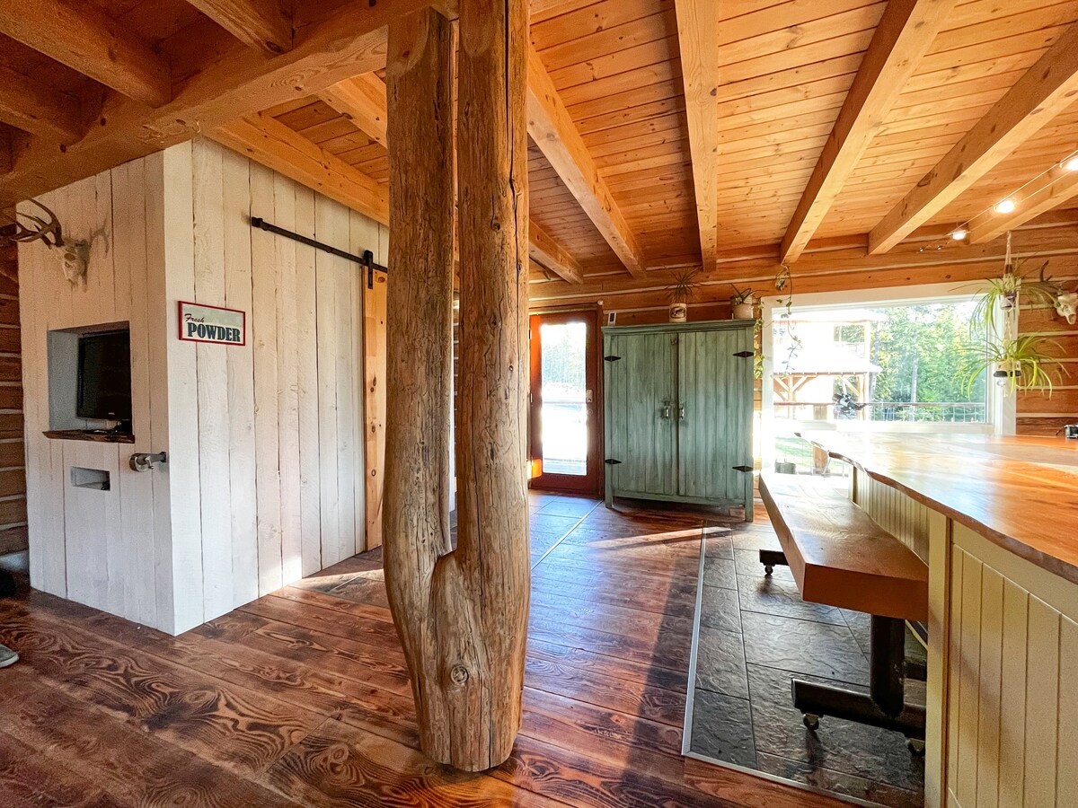 Dovetail Notch Log Cabin Retreat (private hot tub)