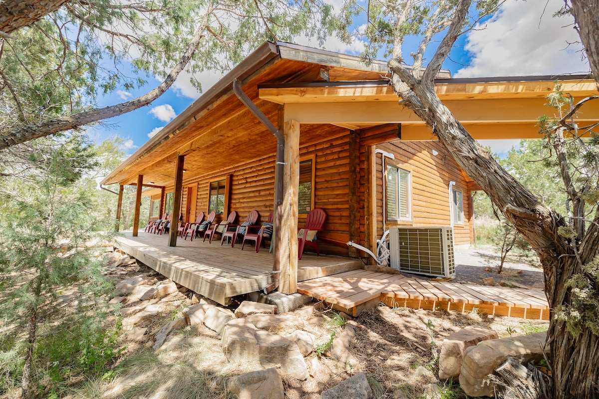 "A Cozy Cabin Escape in Tijeras"+Pet Friendly!