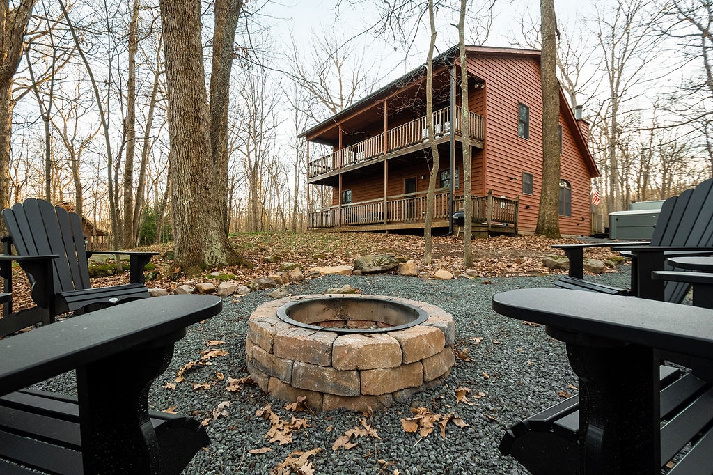 Cozy cabin, 6 min. from Lake, w/hot tub & fire pit