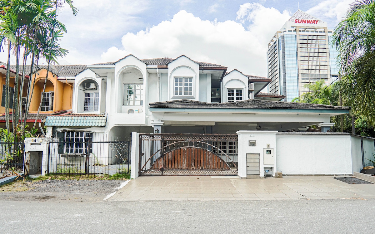 Family House 10pax Sunway/Lagoon (Event Space)