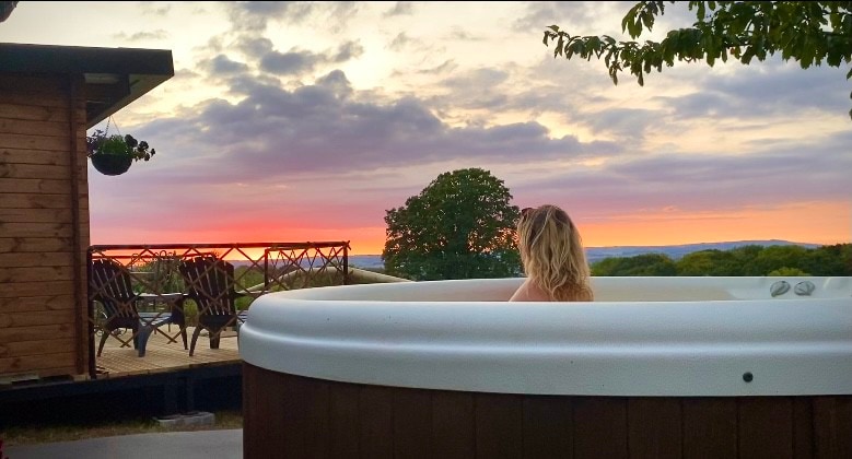 Glamping Lodge with Hot Tub & stunning Views