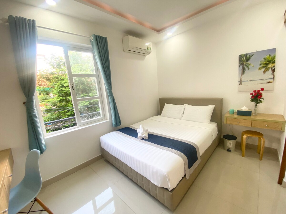 Deluxe 1-Bedroom Apartment with Window - Home Away