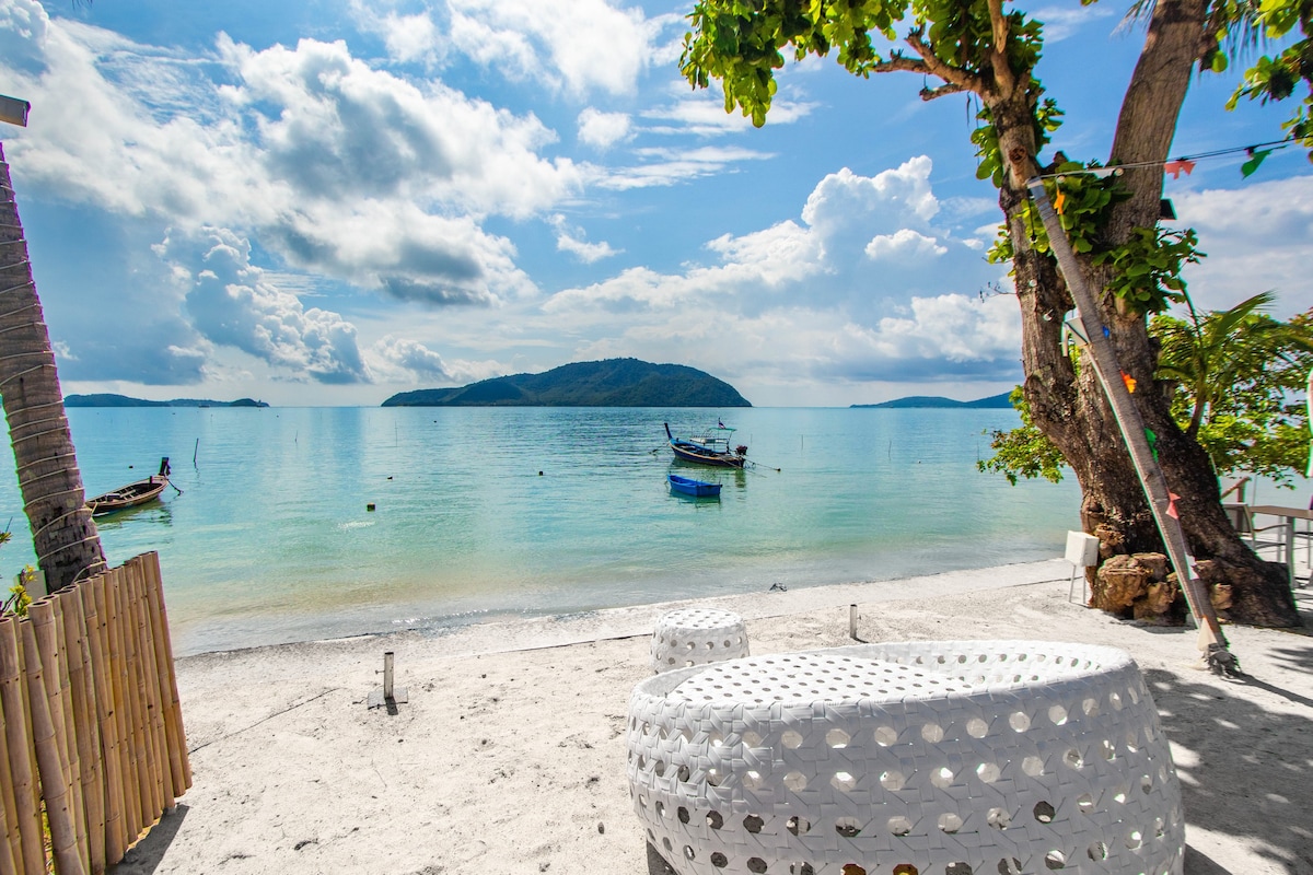 【Beach Front】海景沙滩别墅，私人泳池，免费早餐，女佣每日清洁，生活方便交通便利