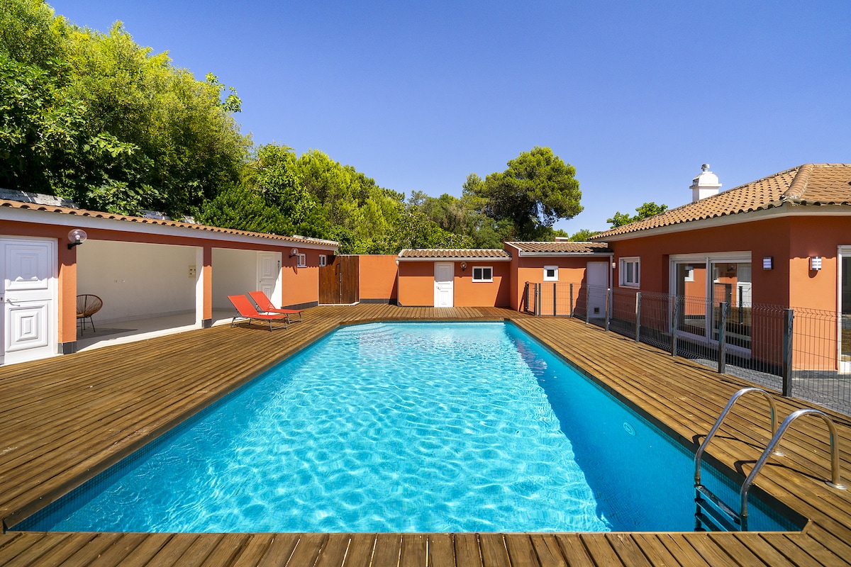 Poolside Paradise: Your Dream Retreat in Cascais