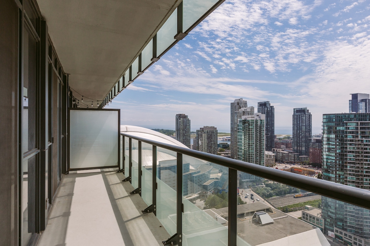 Heart of Toronto, Luxury 3BR + 2BA, Parking, Pool