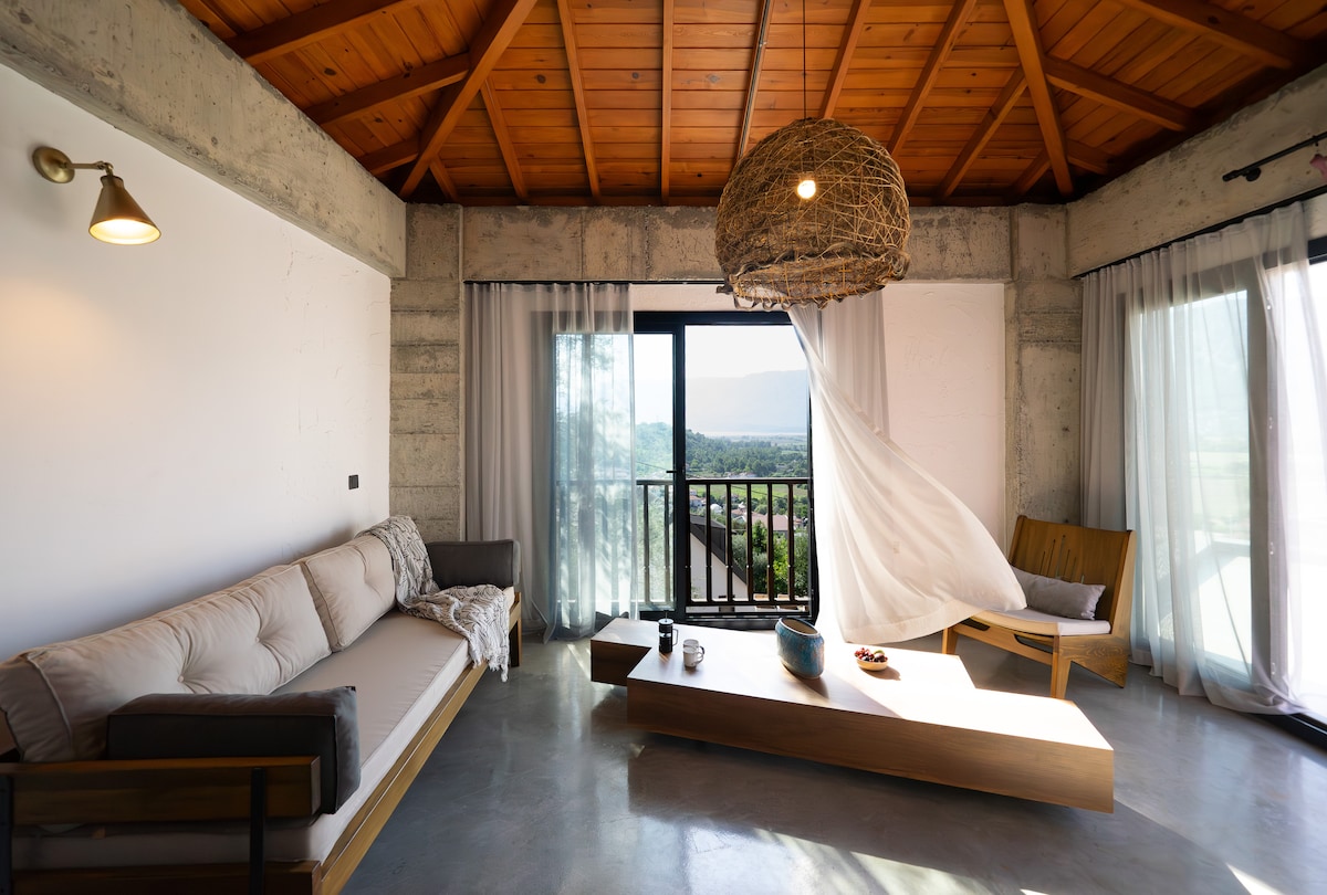 Luxury with High Ceilings & Sea Views: Roda Suite