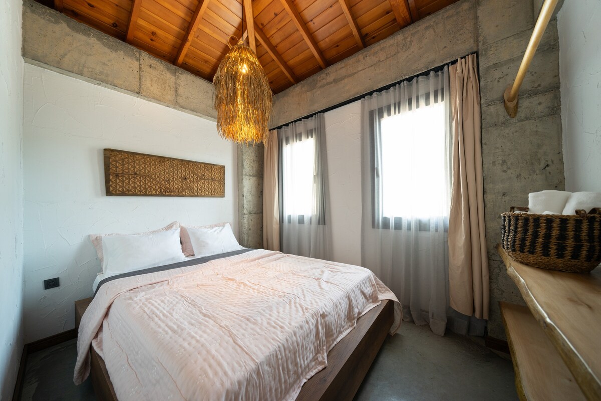 Luxury with High Ceilings & Sea Views: Roda Suite