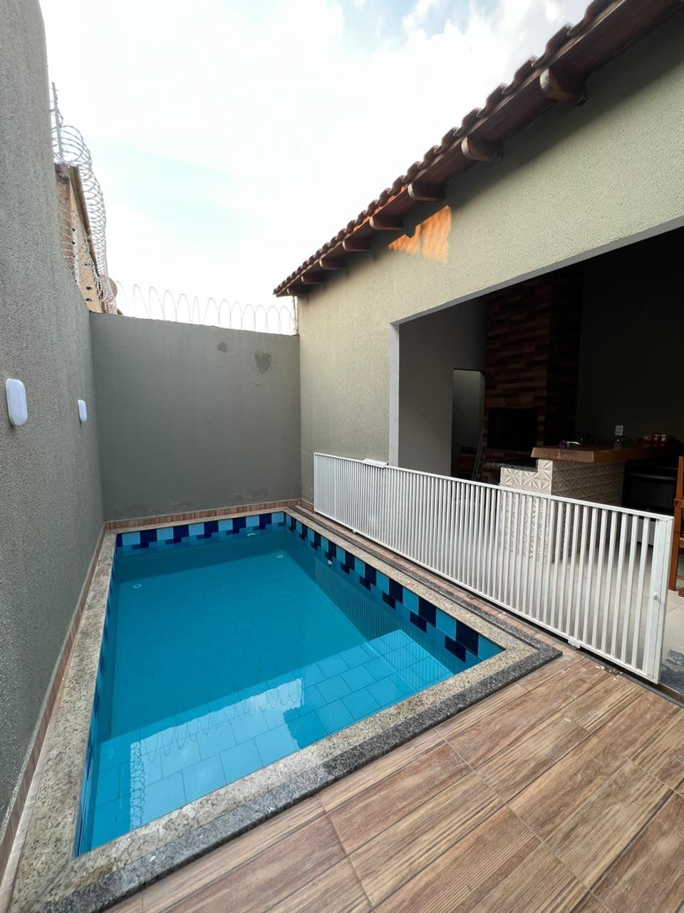 Casa 3 suítes,piscina, churrasco, 2min do shopping