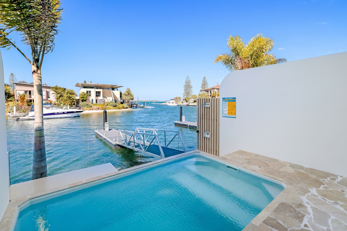 Exquisite 4-Level Broadwater Villa w Pool & Jetty