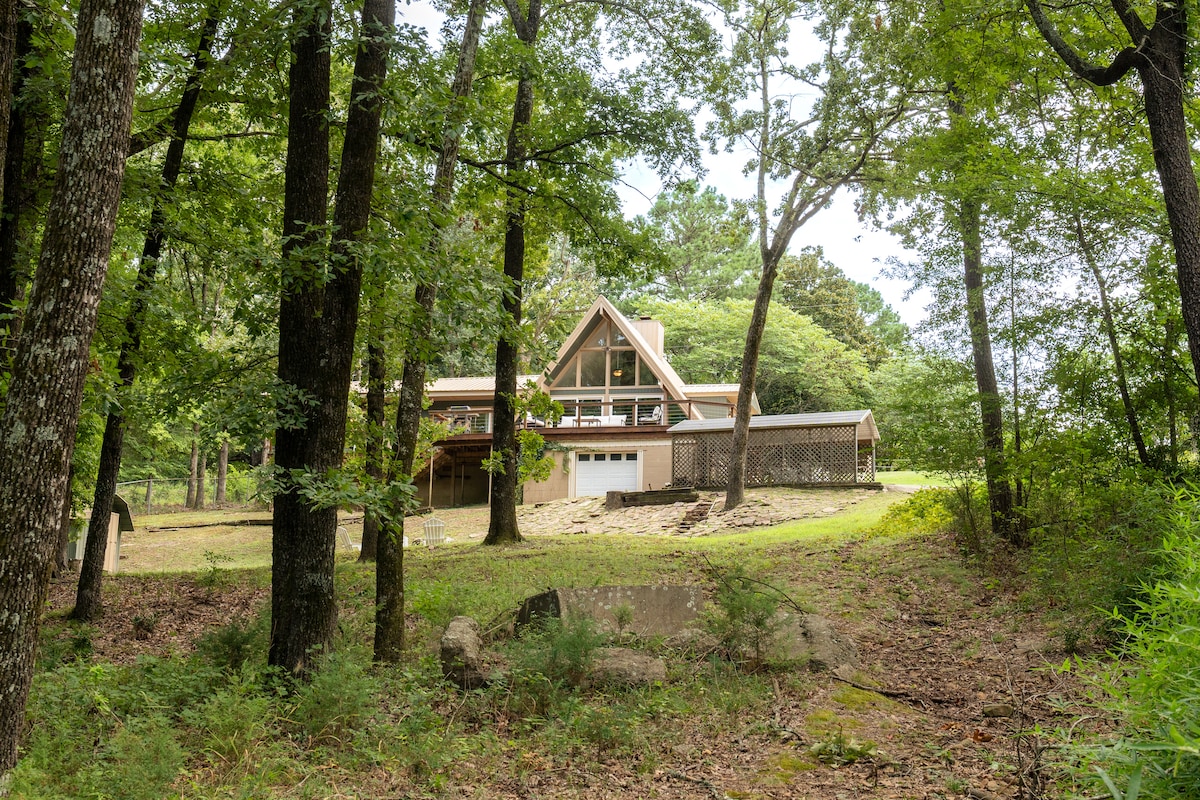 New Listing! Lakefront retreat.