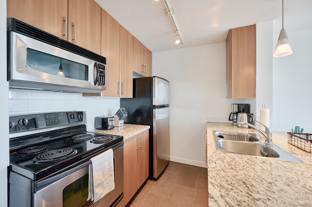Modern 1 BDRM Condo in the Heart of DT Vancouver