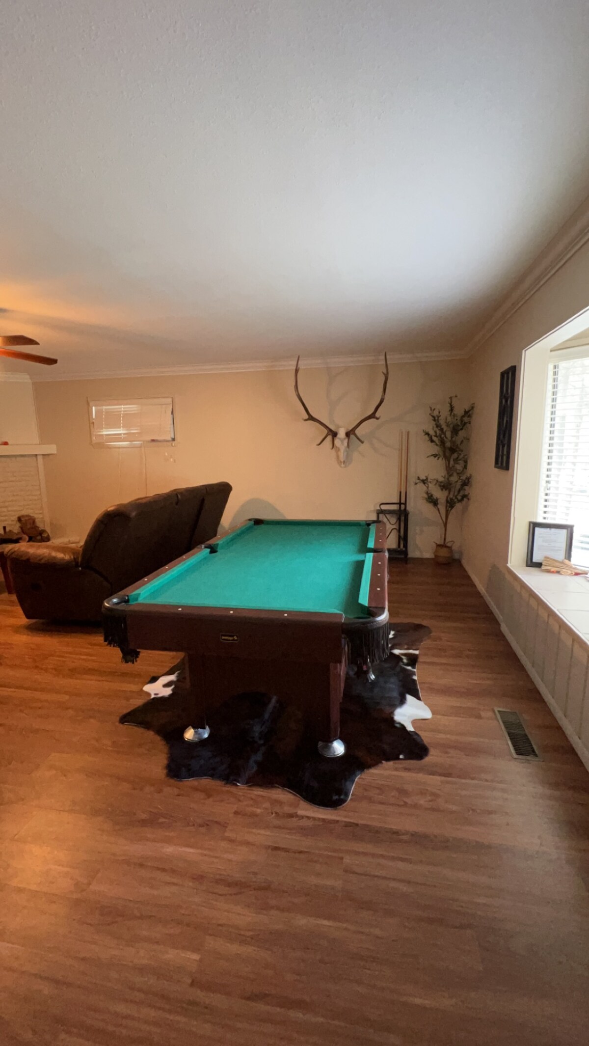 Mid-town home| PET friendly| HOT TUB | Pool table