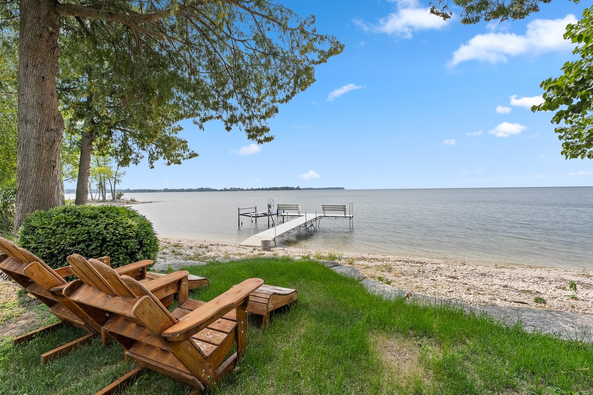 Peaceful waterfront location!