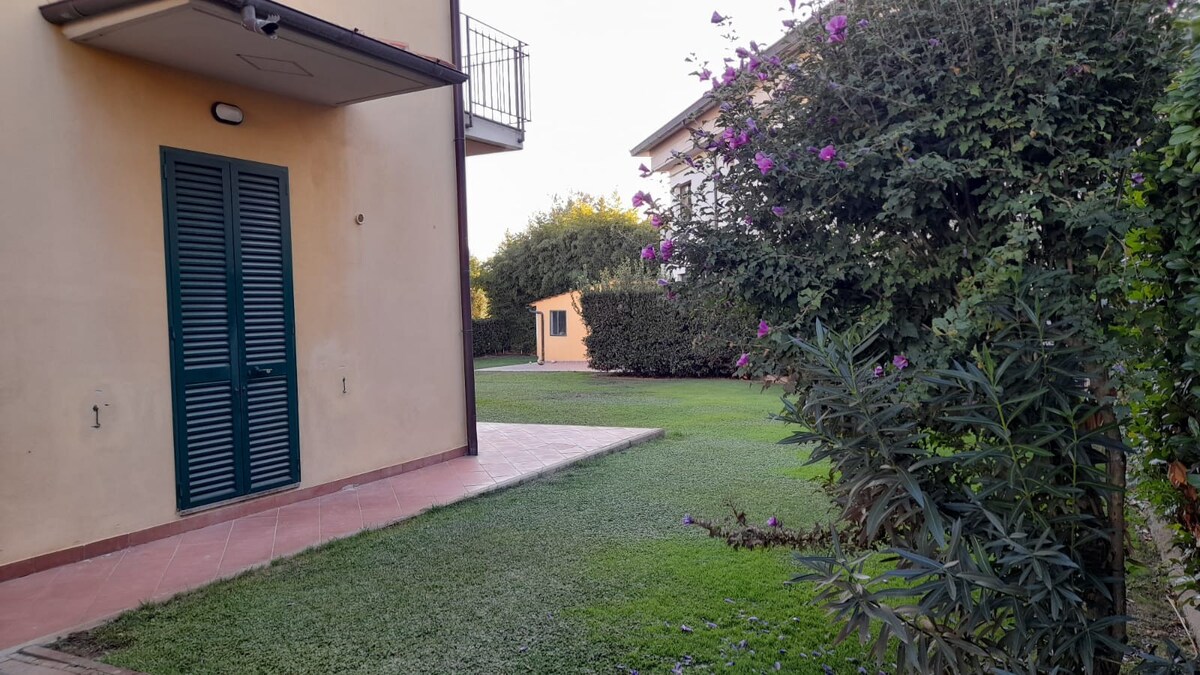 Casa spaziosa con giardino e parcheggio