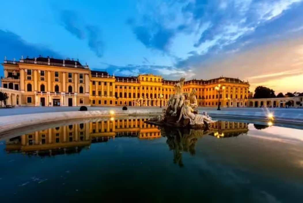 距离维也纳-舍恩布伦宫（ Vienna-Schönbrunn Palace ） 25分钟车程