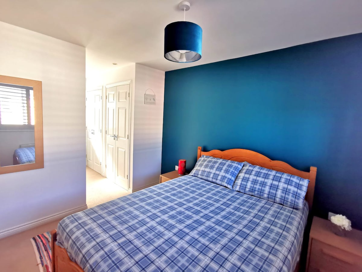 En-suite king size bedroom with free parking