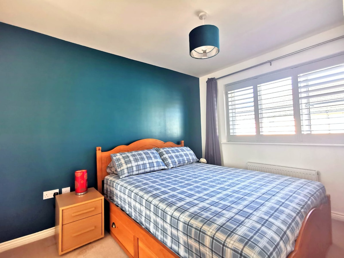 En-suite king size bedroom with free parking