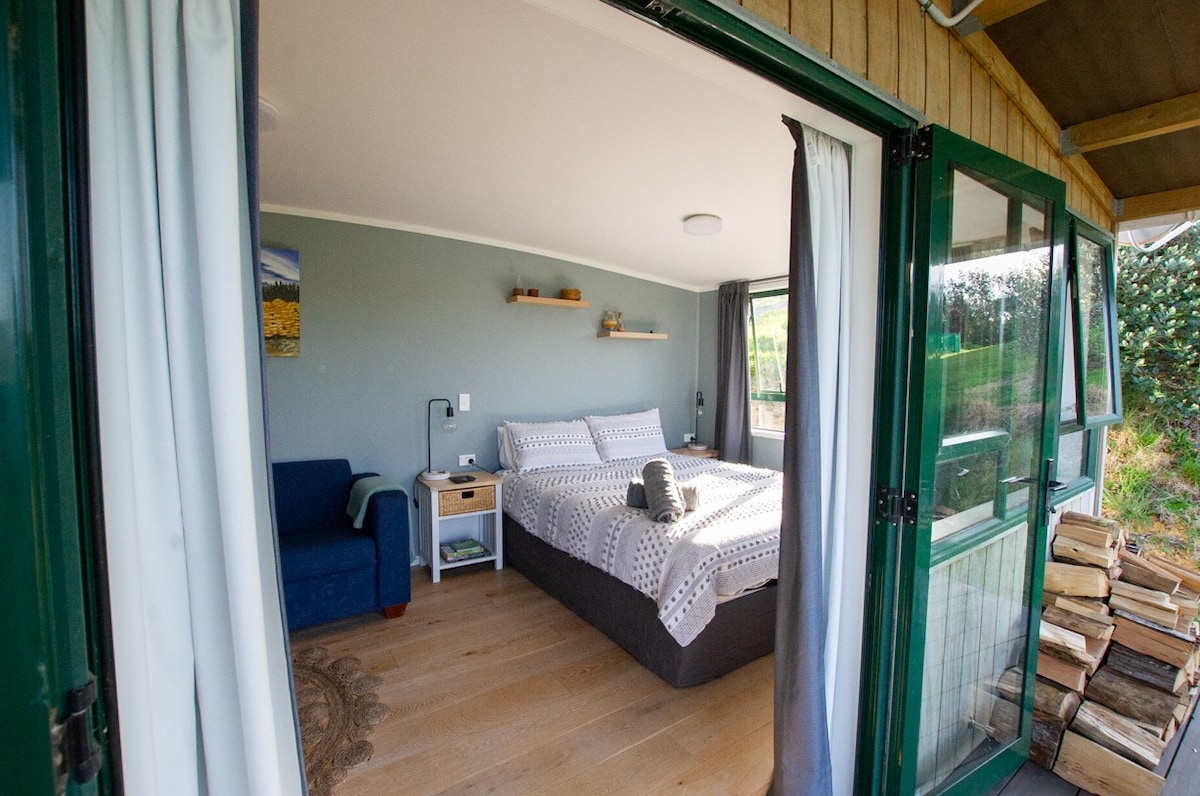 Cosy, private cabin with stunning views