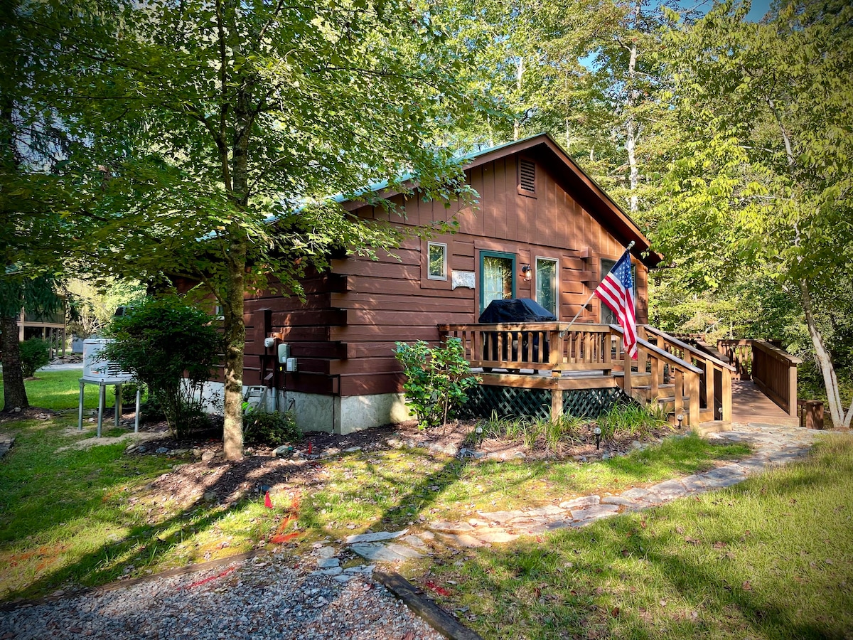 Rusty's River Retreat - Riverfront log cabin
