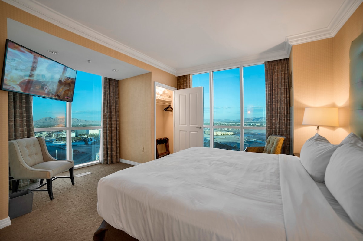 27 FLOOR Corner Balcony Suite View! (2 bed/2 bath)