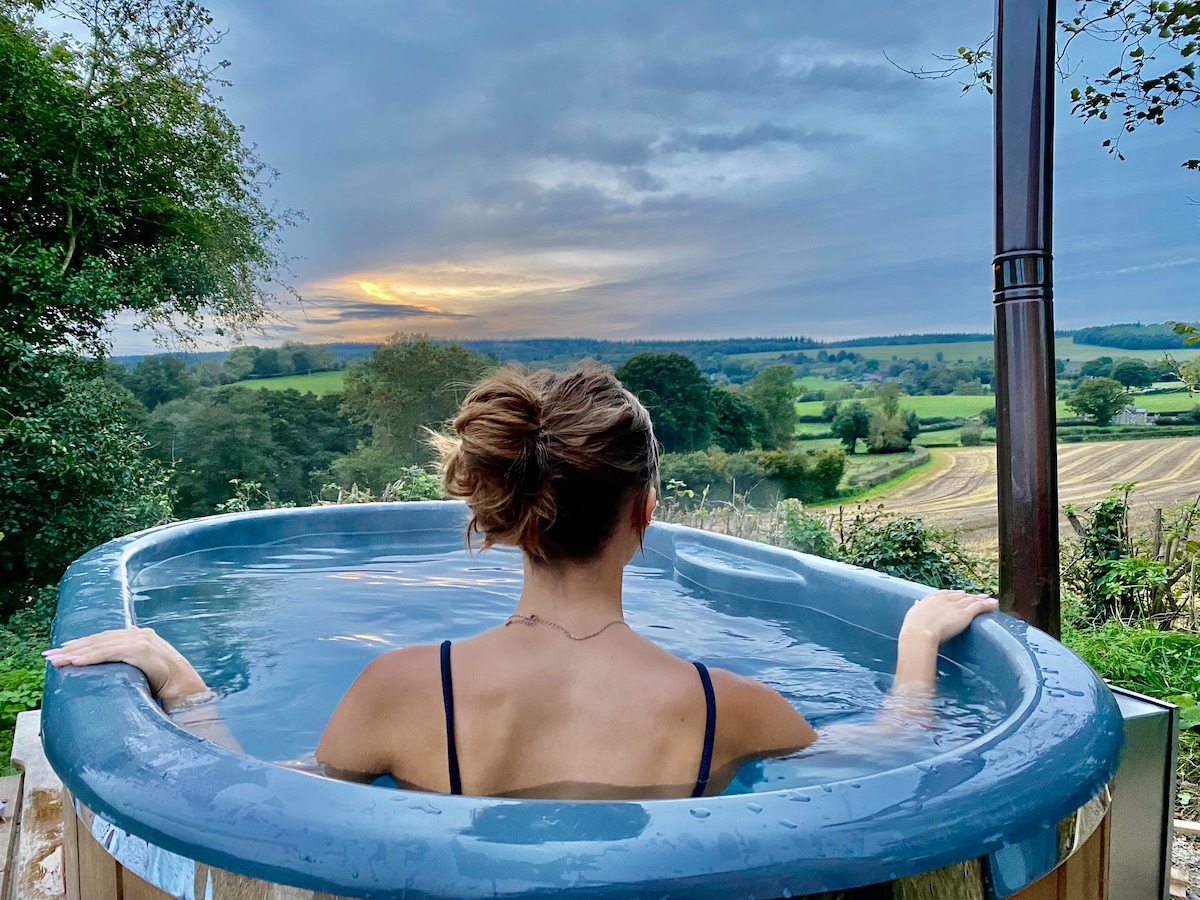 Romantic Escape: Hot Tub & Countryside Views