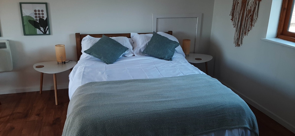 Private Coach House | double bed with en-suite