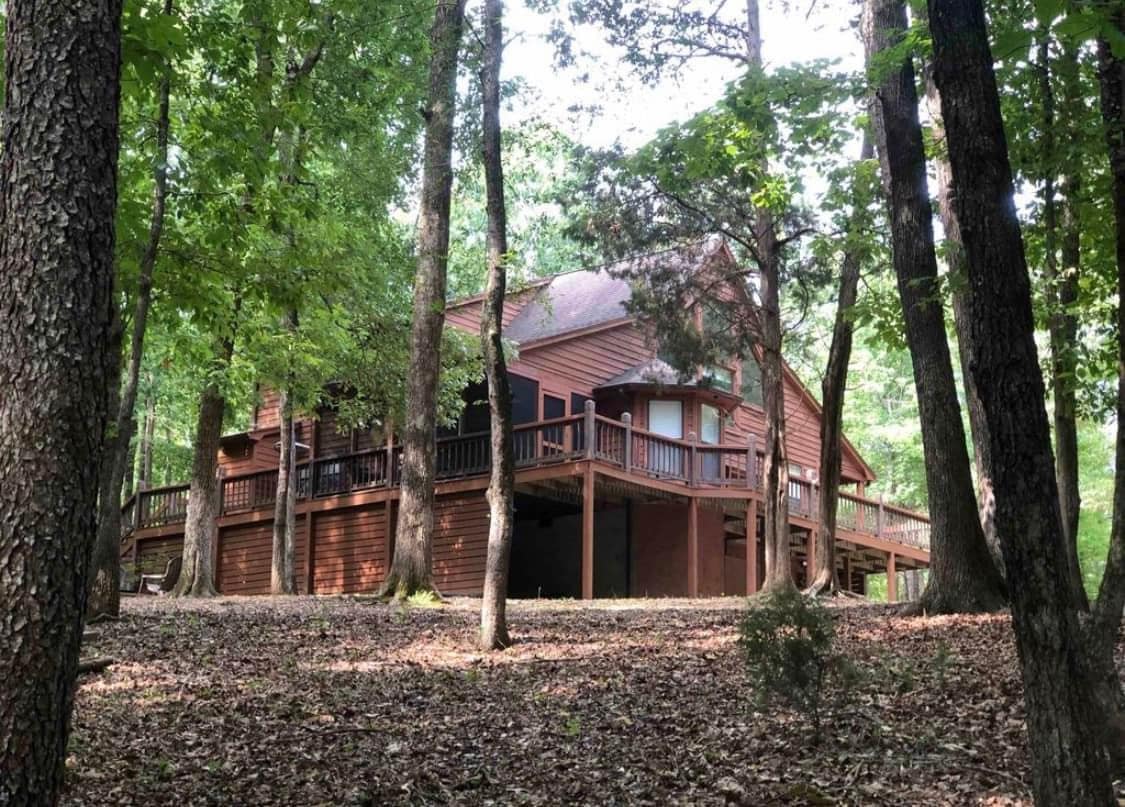 Beautiful Updated Pickwick Home on 4 Acres