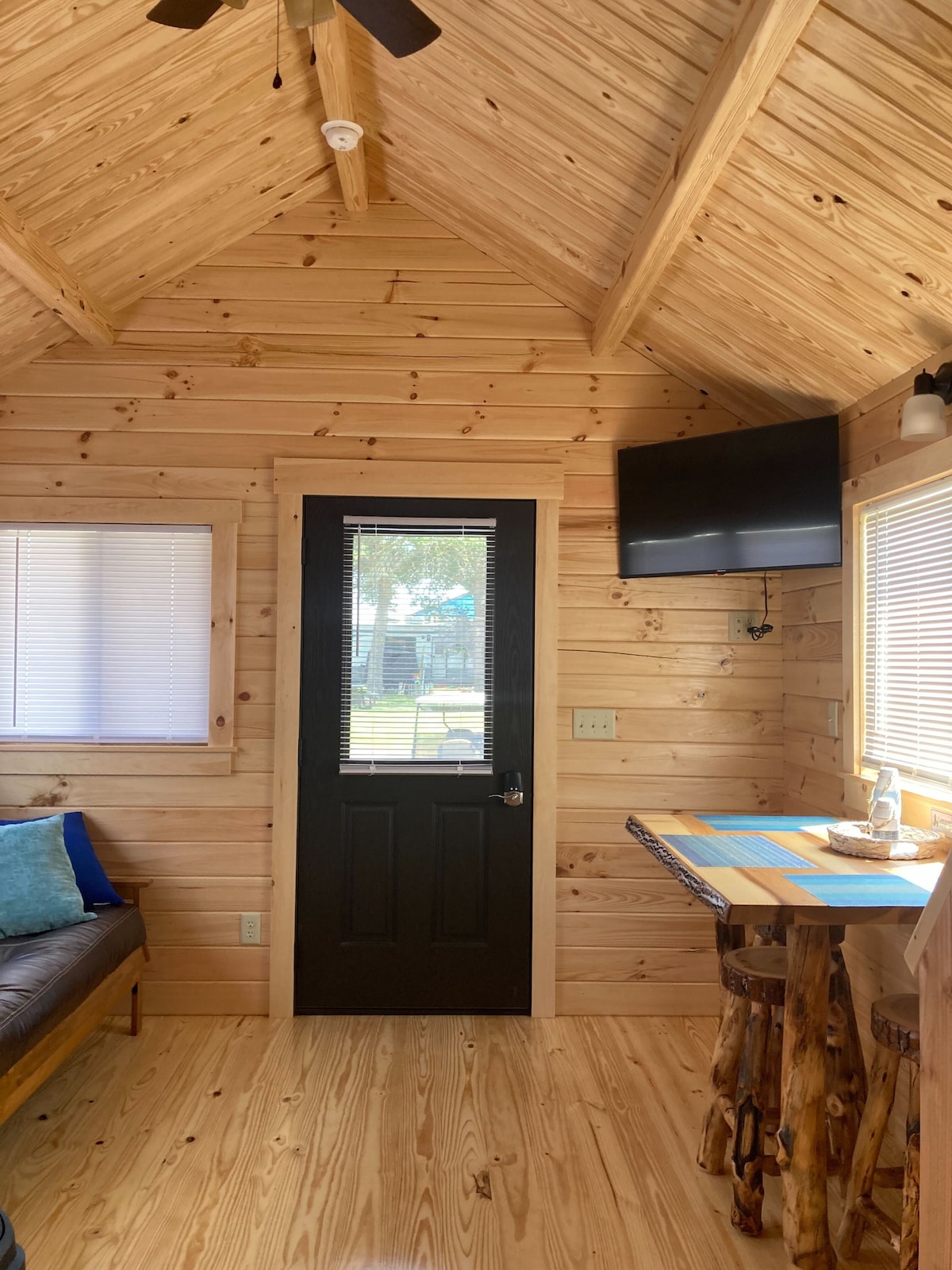 Unique Cabin Near Surf City with Loft and Parking