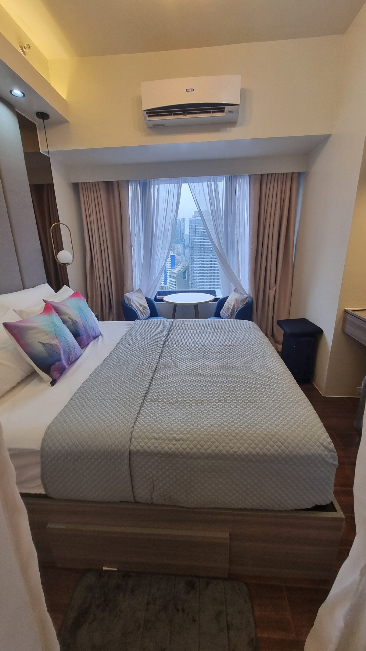Makati Condo, Ayala View + 55" TV + Queen Bed