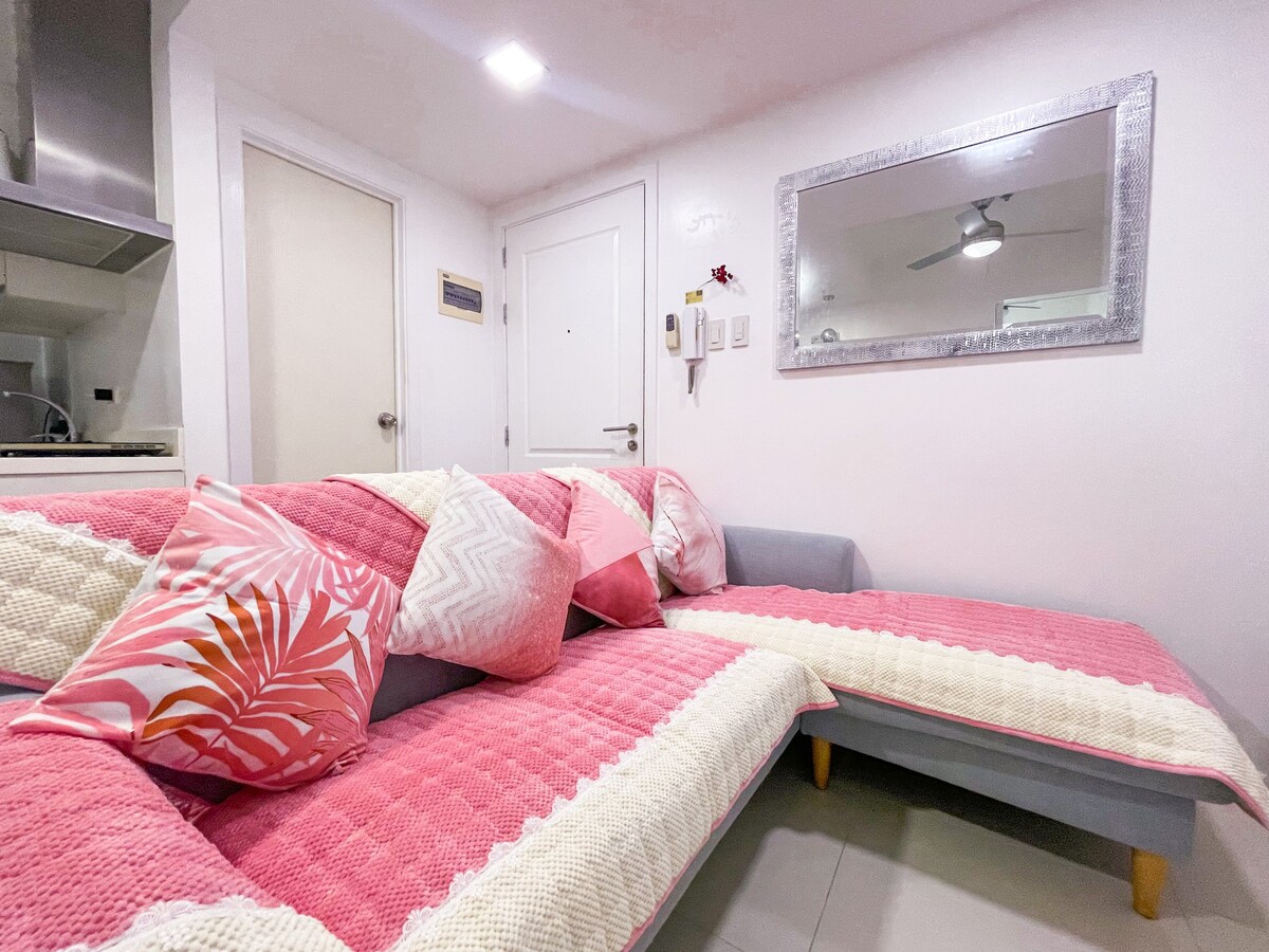 12F 2-Bedroom spacious unit with Netflix + Karaoke