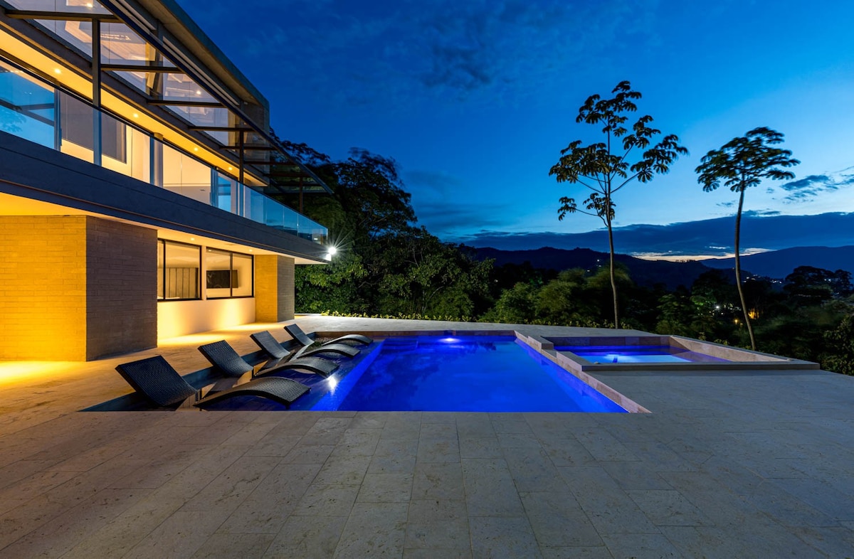 Mansion in Envigado with pool, 20 min - Provenza.