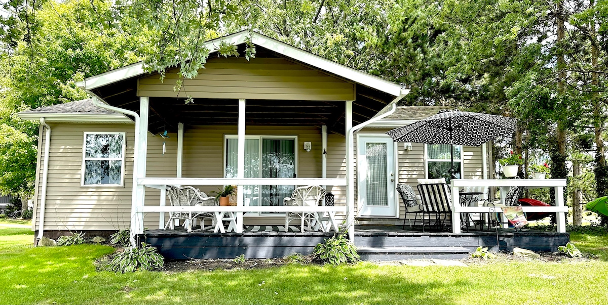 Quaint Lakefront Cottage at Guilford Lake