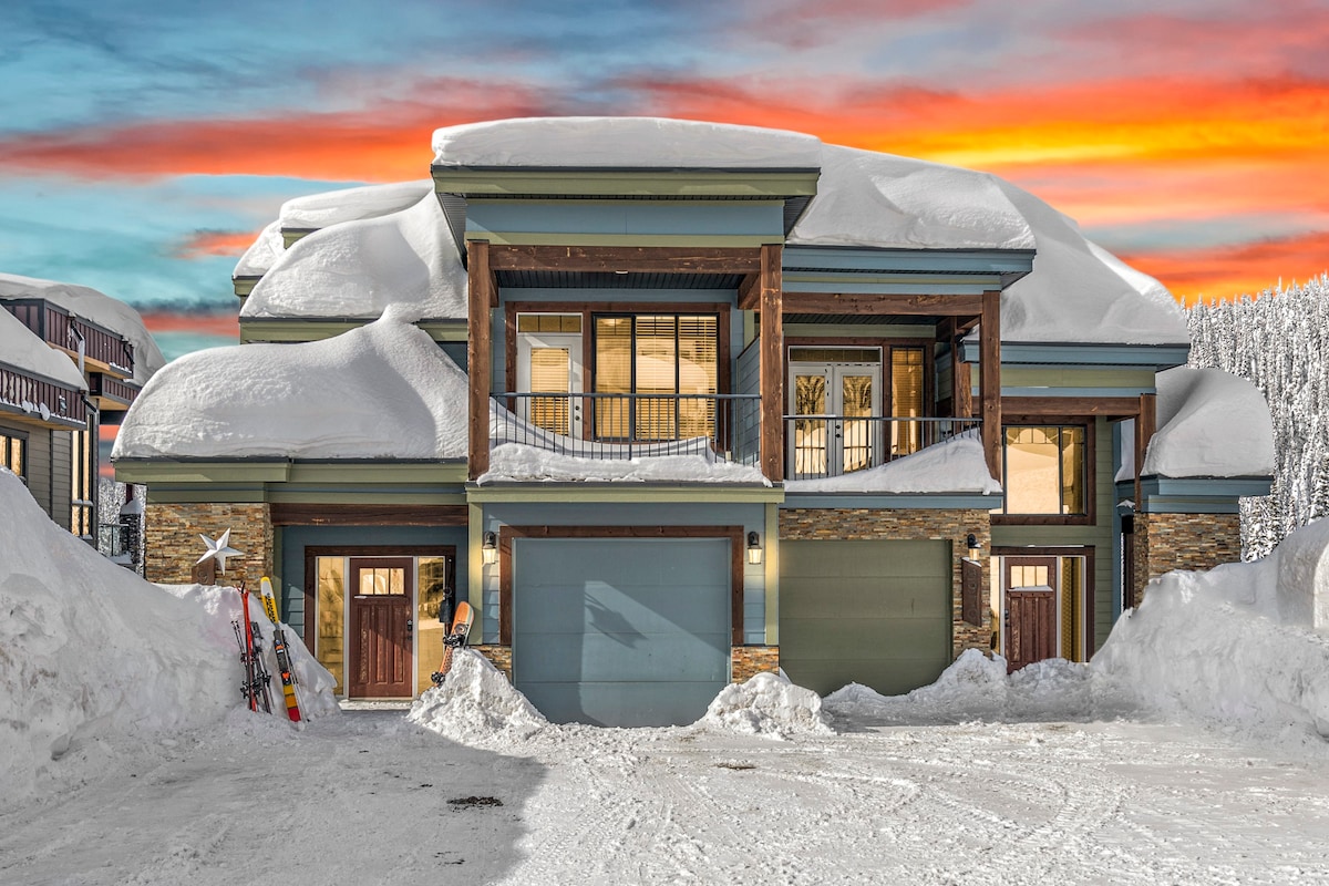 Modern Duplex on the Ridge with private hot tub