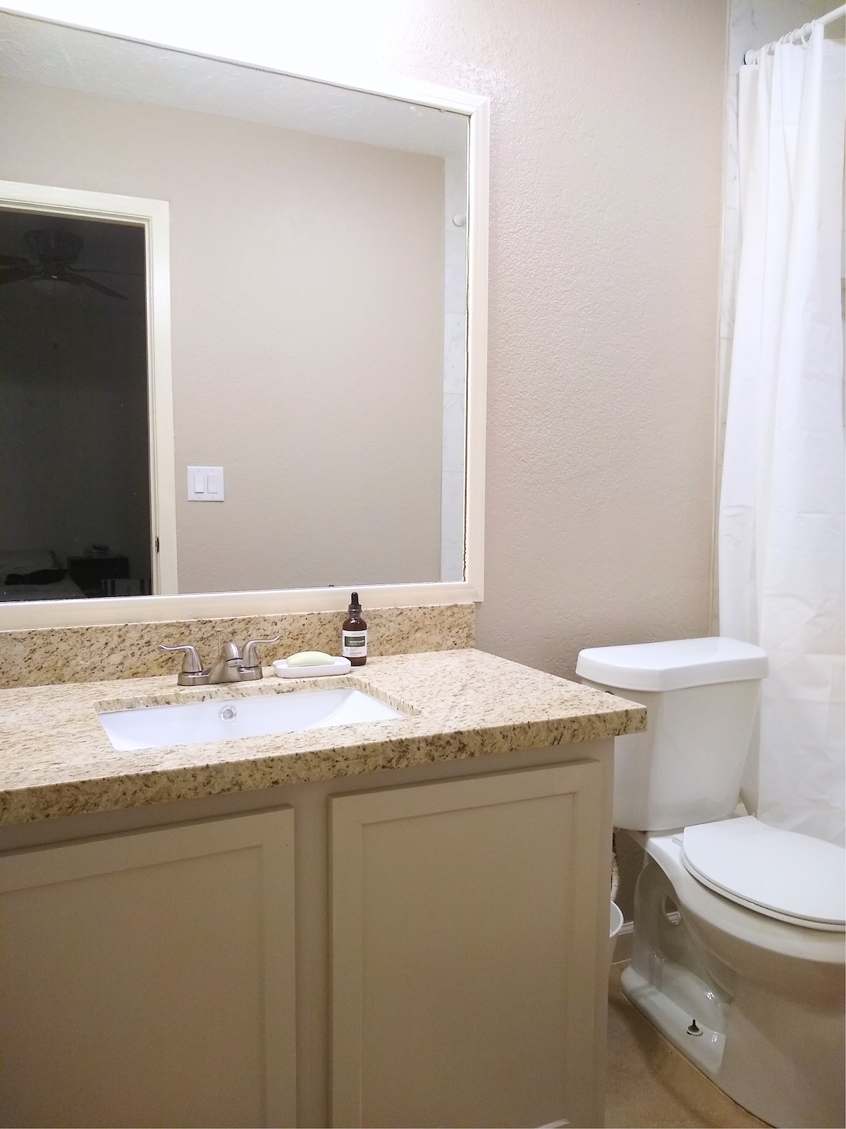 Oak room: near IAH, private bath, free parking