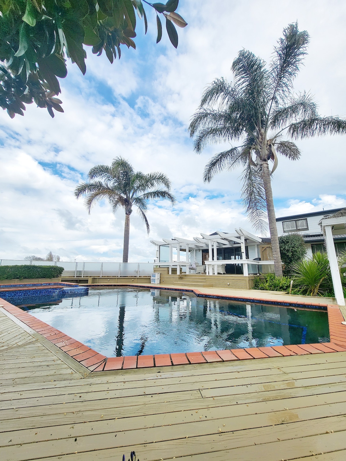 Serene Oasis-Fiji Vibe: Urban Retreat with pool
