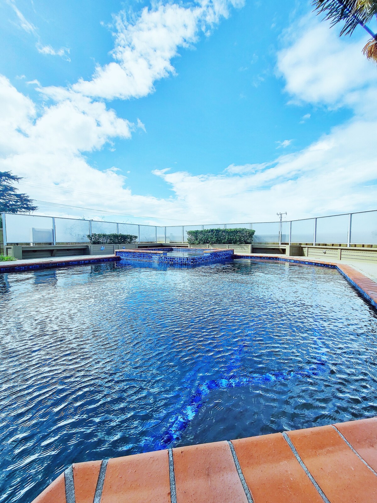 Serene Oasis-Fiji Vibe: Urban Retreat with pool