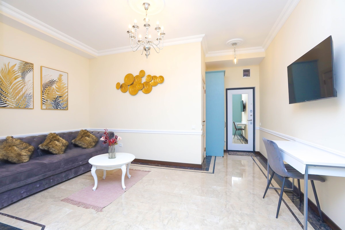 Walk to Republic Square | Fast Internet | Sleeps 4