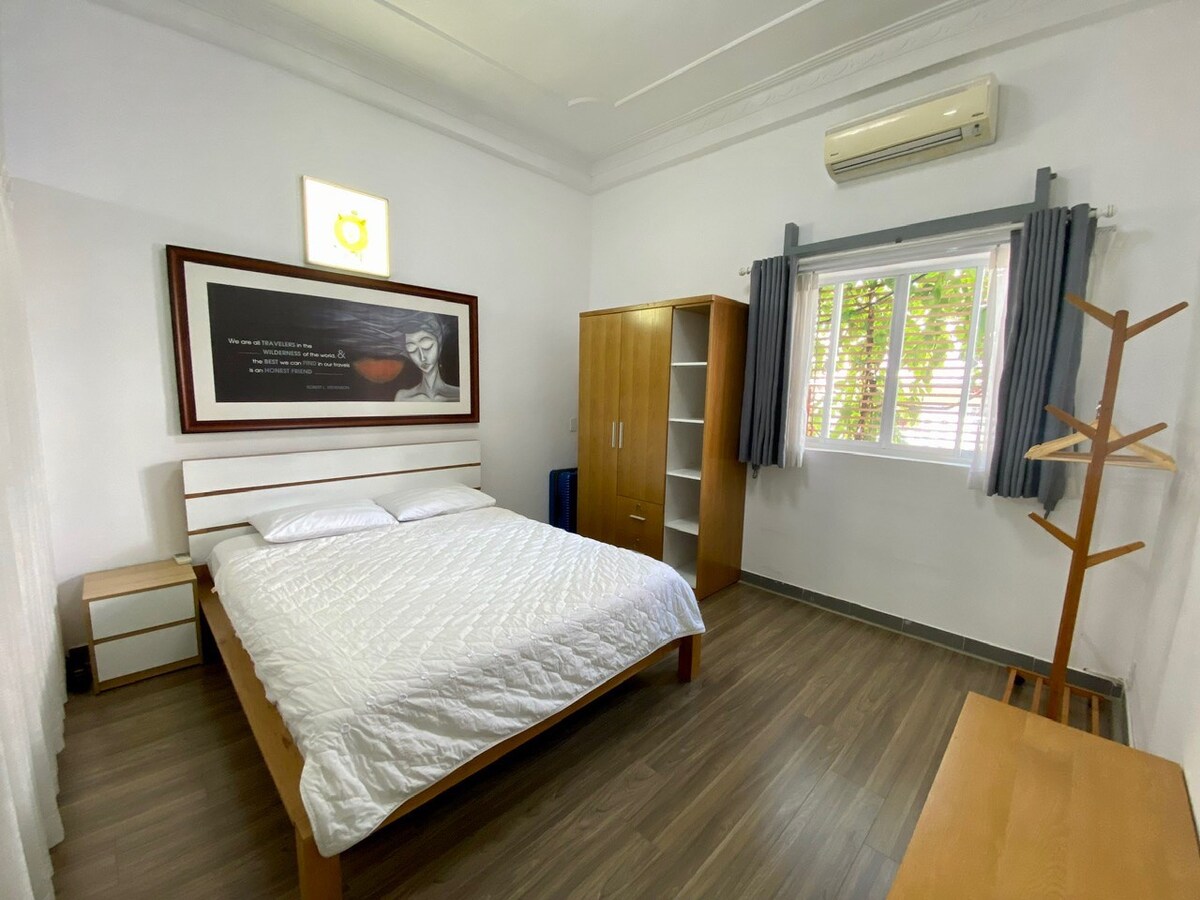 Spacious, comfortable room near the airport