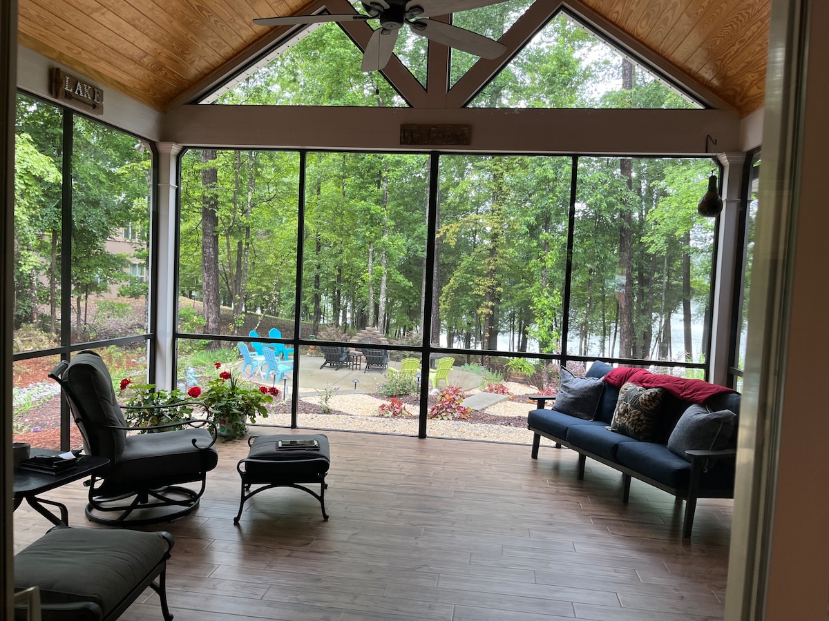 Beautiful lake front home in golfing community