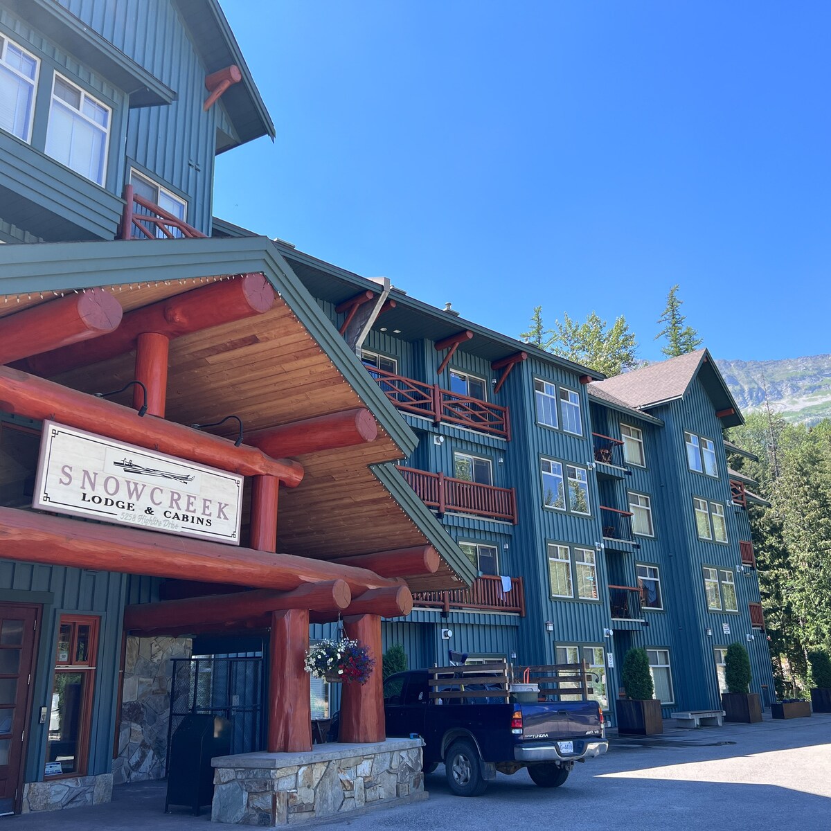 Newly Renovated Ski In / Out l Sleeps 5 Adults