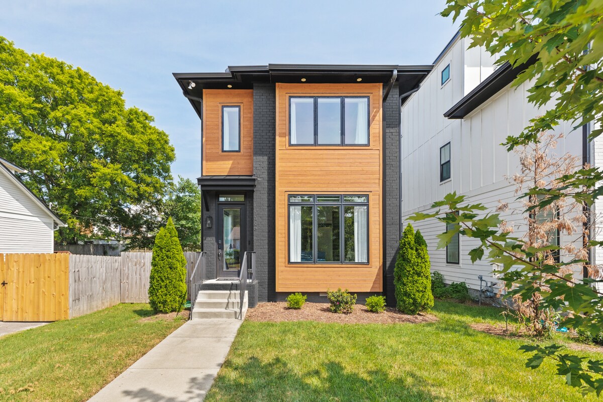 Huge Rooftop Patio at this Stunning Spacious House