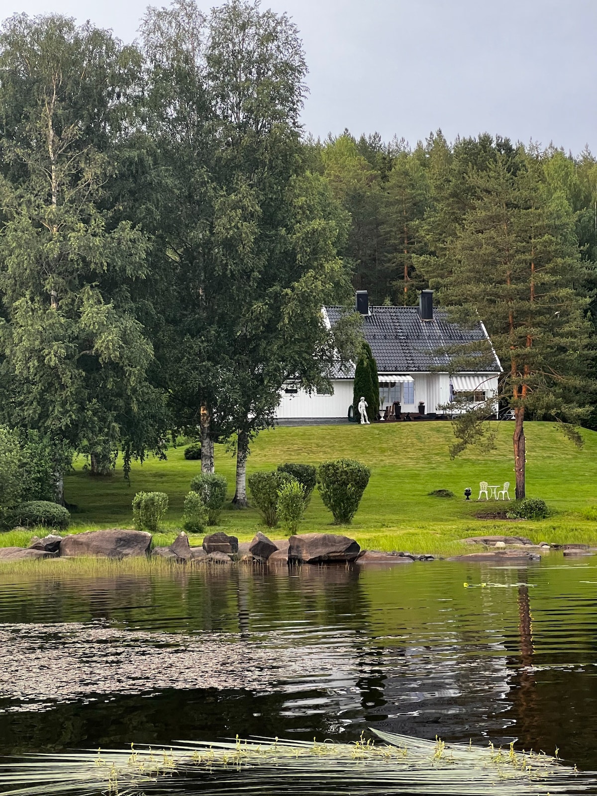 Flott 5 roms enebolig ved sjøen