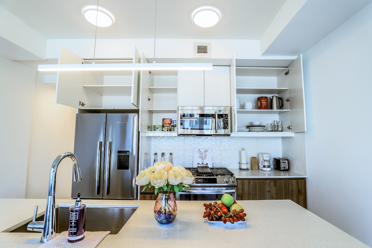 Vibrant & Modern Loft-style Walkout Near LRT