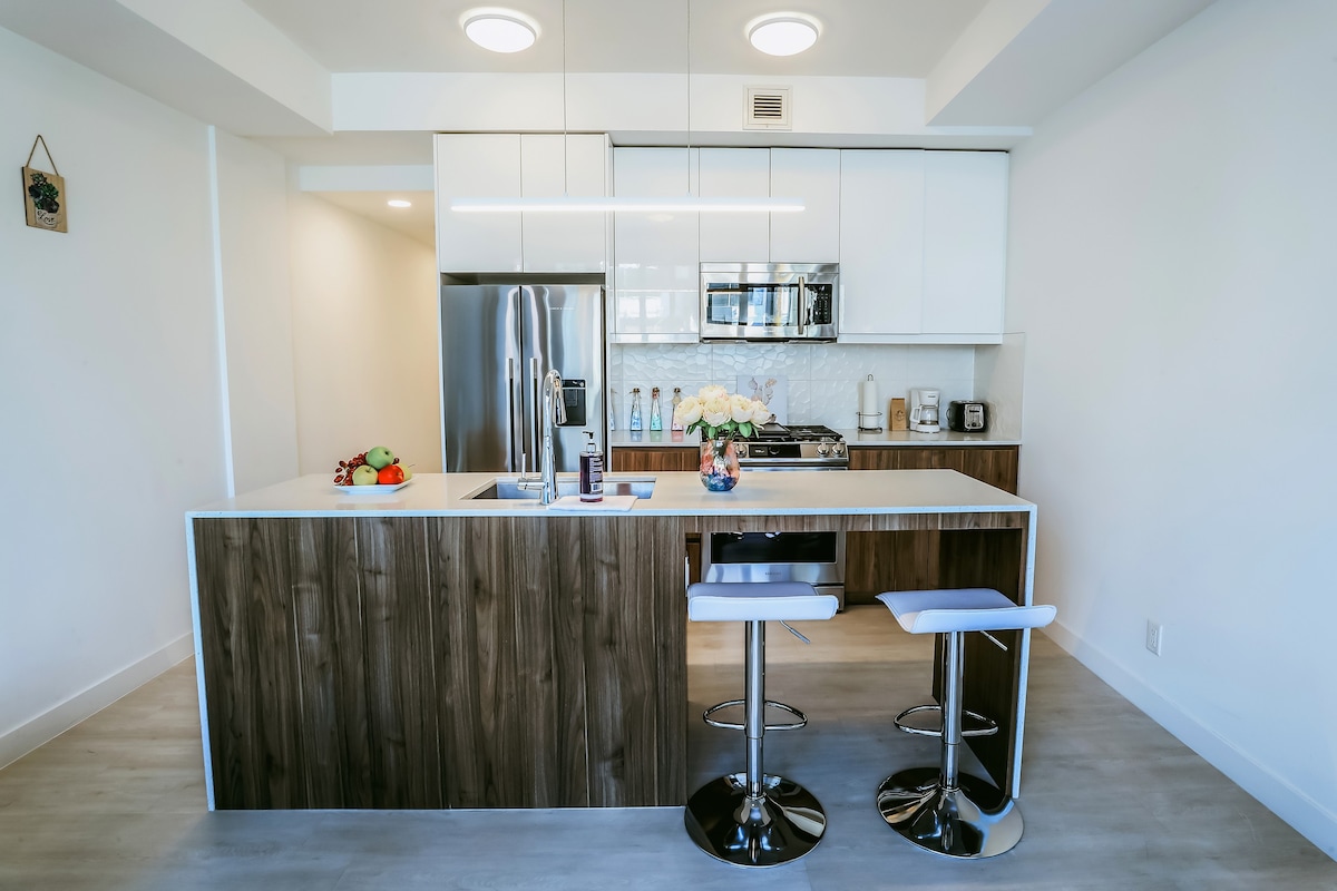 Vibrant & Modern Loft-style Walkout Near LRT