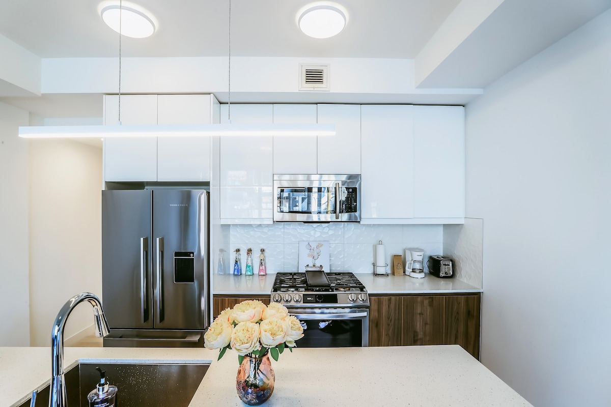 Vibrant & Modern Loft-style Walkout Near LRT